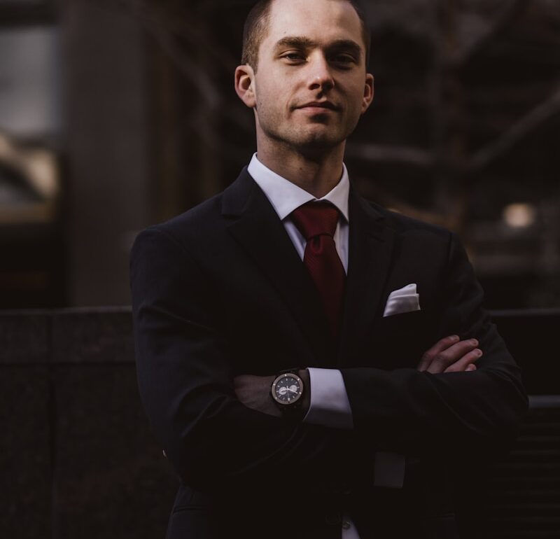 man wearing black notched lapel suit jacket in focus photography